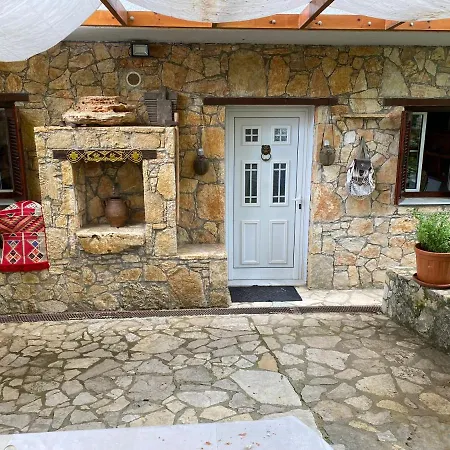 Katharo Traditional Holiday home *